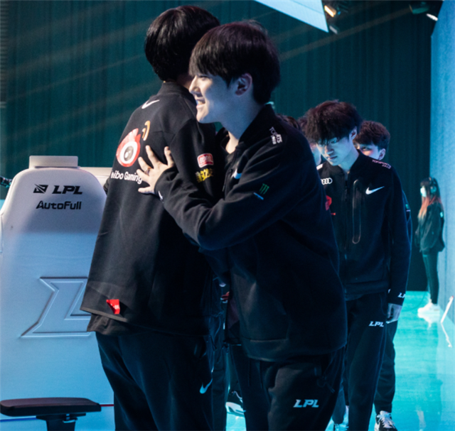 pg游戏TheShy回归赛场,高光表现首场状态亮眼,拜仁观众沸腾!的简单介绍